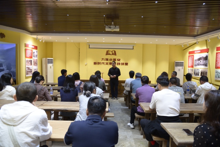 图1：在“九连小延安”红色教育基地学习(官网尺寸).jpg