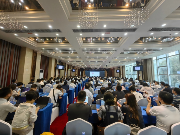 讲座现场(官网尺寸).jpg