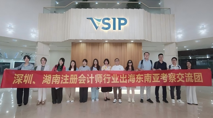 合影留念(官网尺寸).jpg 合影留念(官网尺寸).jpg
