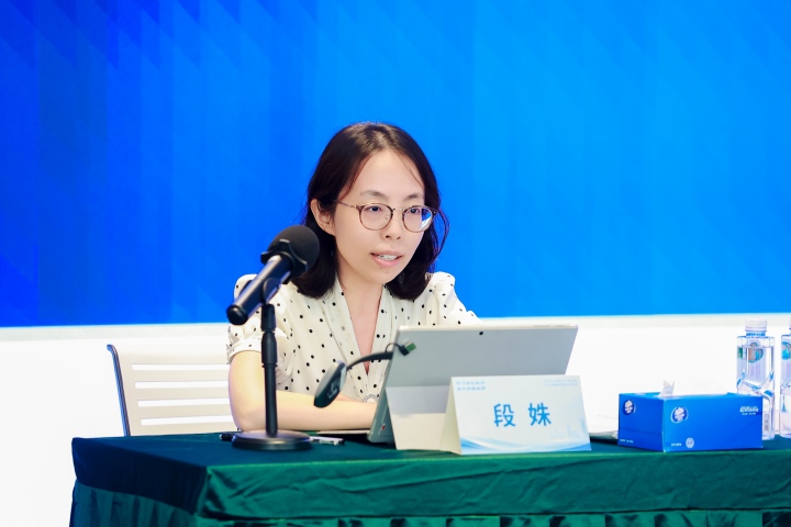图3：段姝同志在授课中(官网尺寸).jpg