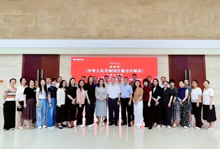深圳学员合影留念(官网尺寸).jpg