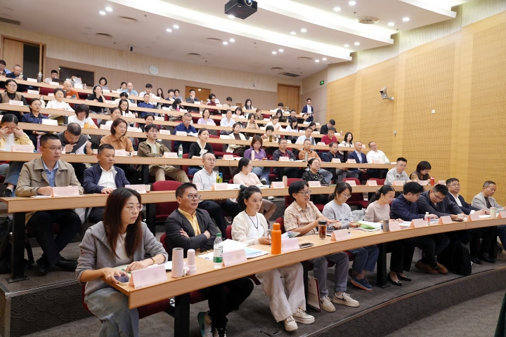 学员认真听课(官网尺寸).jpg 学员认真听课(官网尺寸).jpg